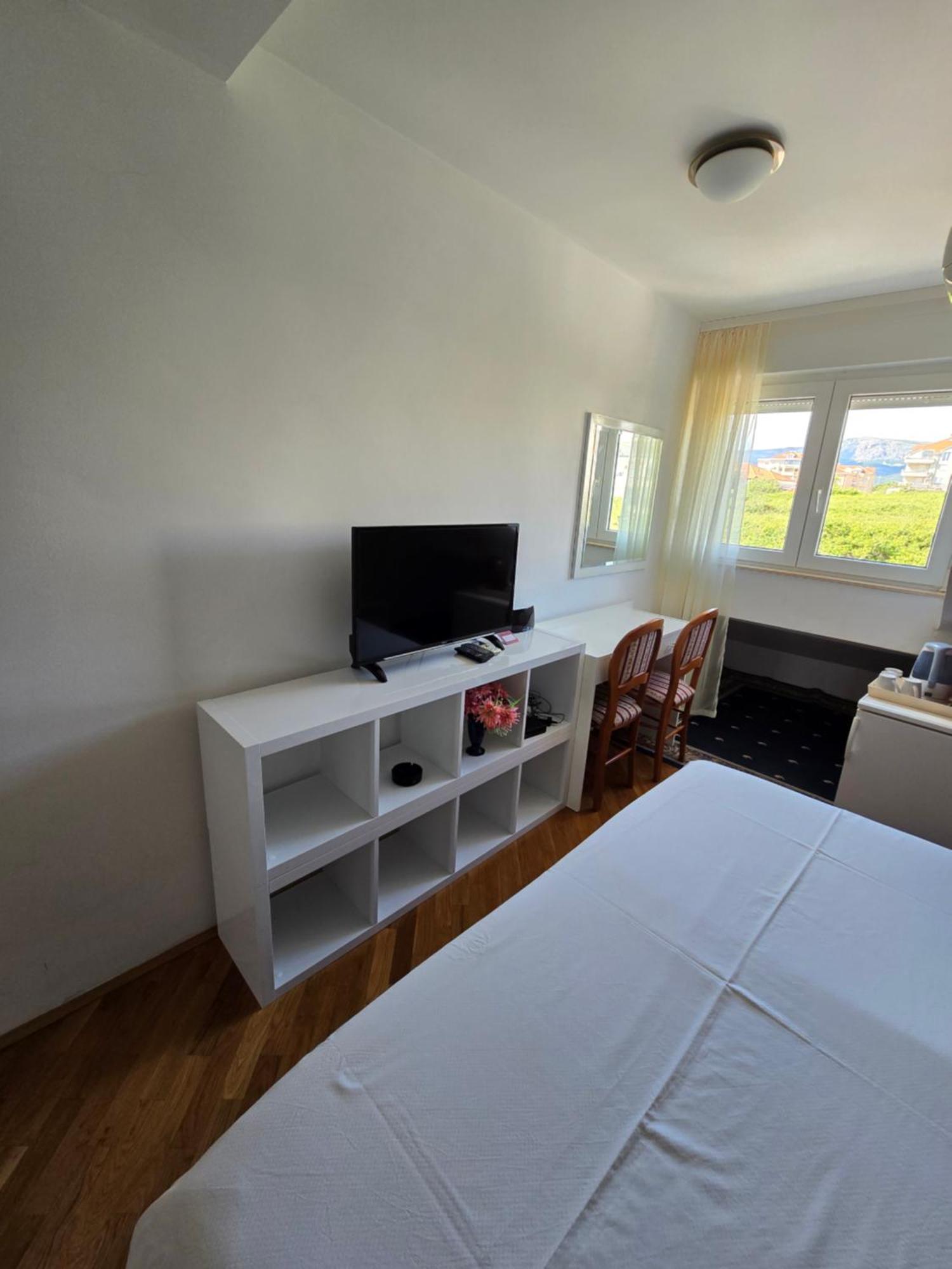 Lux 3* Split